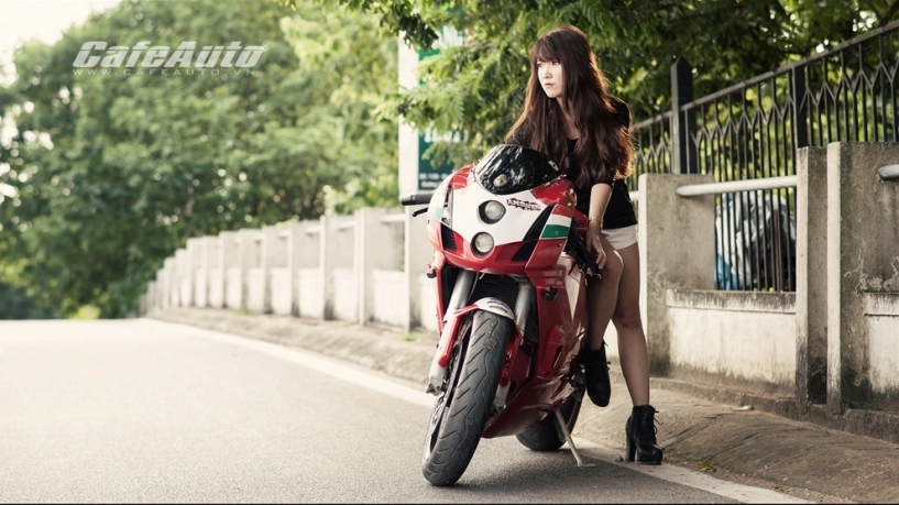 ảnh thiếu nữ xinh đẹp bên siêu môtô ducati 999 vang bóng một thời