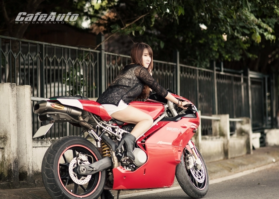 ảnh thiếu nữ xinh đẹp bên siêu môtô ducati 999 vang bóng một thời