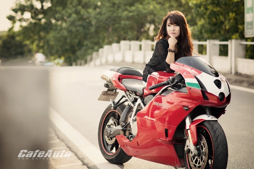 ảnh thiếu nữ xinh đẹp bên siêu môtô ducati 999 vang bóng một thời