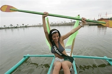 Ảnh trúc diễm khoe sắc cùng thí sinh miss earth