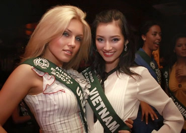 Ảnh trúc diễm khoe sắc cùng thí sinh miss earth