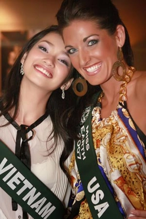 Ảnh trúc diễm khoe sắc cùng thí sinh miss earth