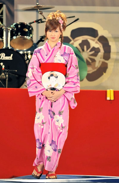 Áo dài kimono khoe sắc trên sân khấu hội an