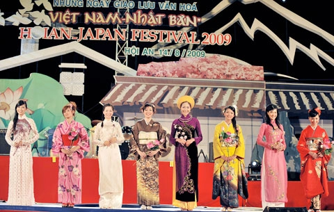 Áo dài kimono khoe sắc trên sân khấu hội an
