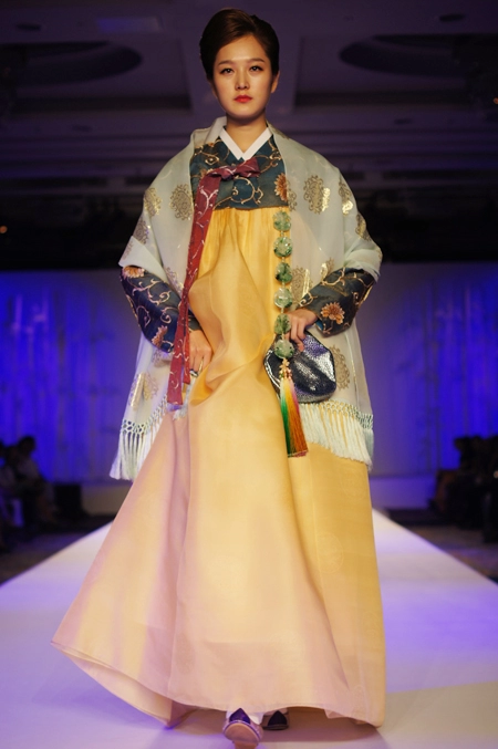 Áo dài việt đọ sắc với hanbok hàn quốc