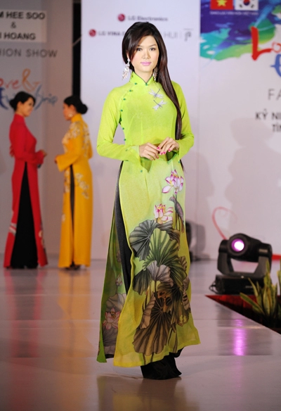 Áo dài việt khoe sắc bên hanbok hàn