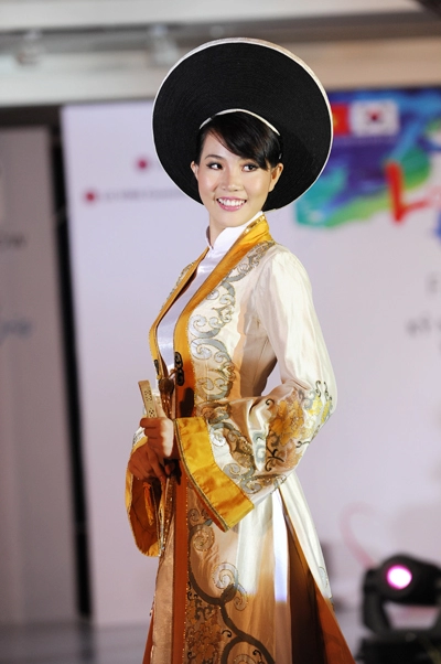 Áo dài việt khoe sắc bên hanbok hàn