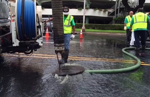 Bãi biển hawaii đóng cửa vì sự cố tràn nước thải