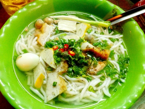 Bánh canh chả cá cho bữa trưa sài gòn