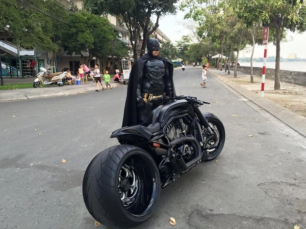 Batman phiên bản việt xuất hiện trên đường phố sài gòn 