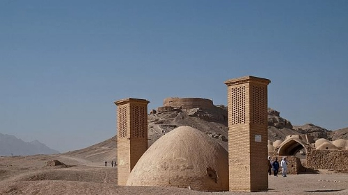 Bí ẩn về ngọn tháp của sự im lặng ở iran