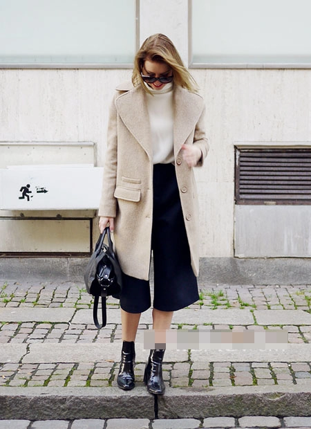 Blogger nổi tiếng khoe tài phối áo khoác với3 kiểu giày