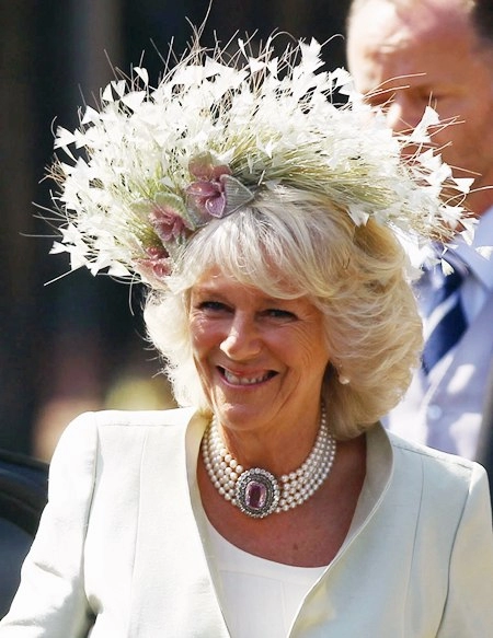 Camilla - nữ công tước của những chiếc mũ hoàng gia