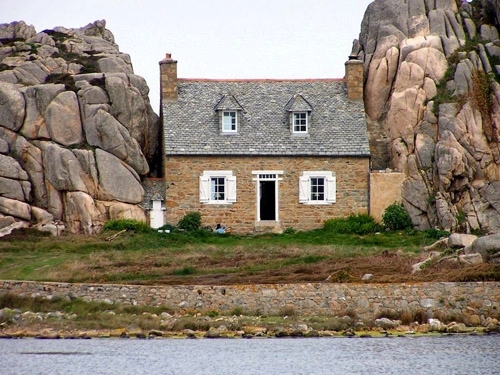 Castel meur - ngôi nhà kẹp giữa hai ngọn núi đá