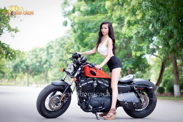 Chân dài nóng bỏng đầy gợi cảm bên harley forty eight