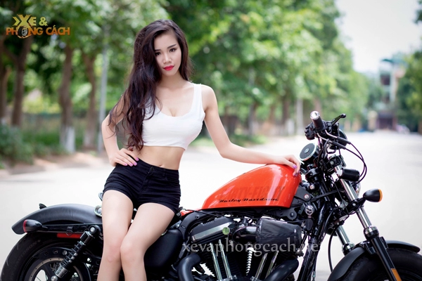 Chân dài nóng bỏng đầy gợi cảm bên harley forty eight