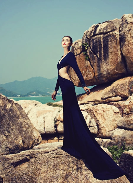 Chân dài top model bay bổng với váy dạ hội trên biển