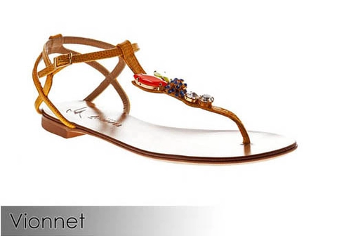 Chân xinh với sandal bệt