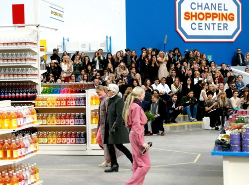 Chanel dựng catwalk ở siêu thị