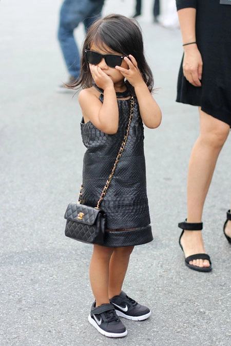 Cháu gái alexander wang ngôi sao thời trang đường phố 4 tuổi