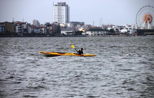 Chèo thuyền kayak trên hồ tây lộng gió