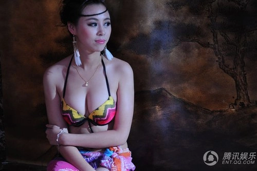 Cô gái 21 tuổi đăng quang người mẫu ngực ở trung quốc