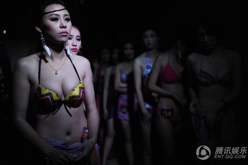 Cô gái 21 tuổi đăng quang người mẫu ngực ở trung quốc