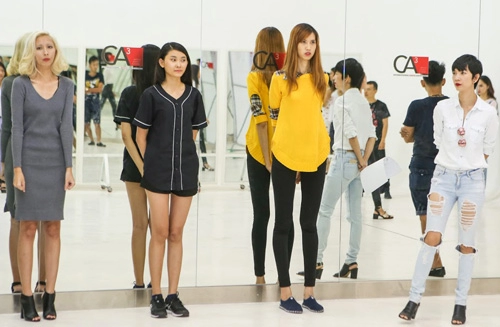 Cô gái cao 19 m tập catwalk cho show thời trang tóc