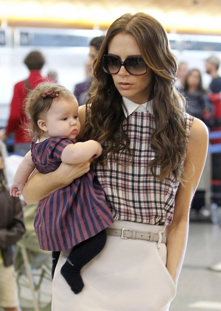 Con gái victoria beckham bé tí đã sành điệu