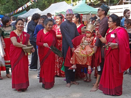 Cuộc đời bó buộc của các thánh nữ đồng trinh ở nepal