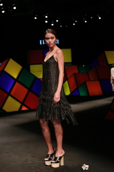 Dàn mẫu sải bước tự tin tại elle fashion show