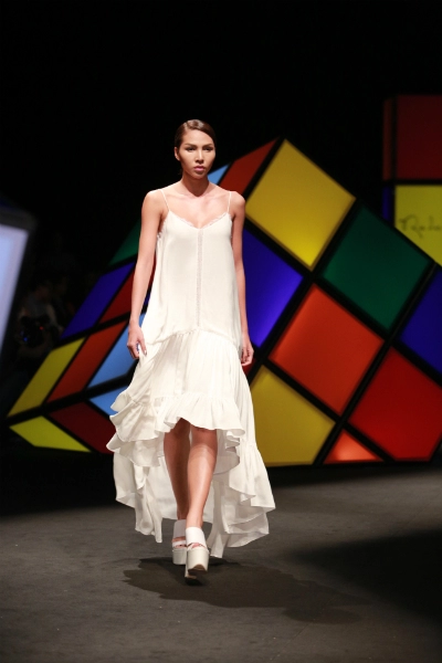 Dàn mẫu sải bước tự tin tại elle fashion show