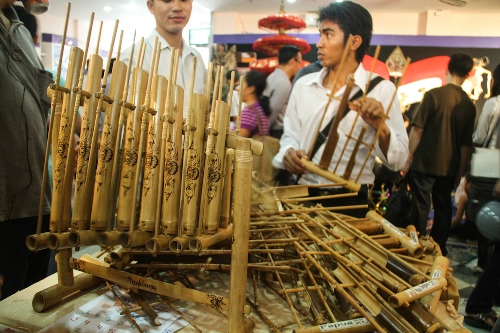 Đàn tre đôc đao cua ngươi indonesia