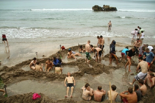 Đào hố tắm ở bãi biển kỳ lạ nhất new zealand