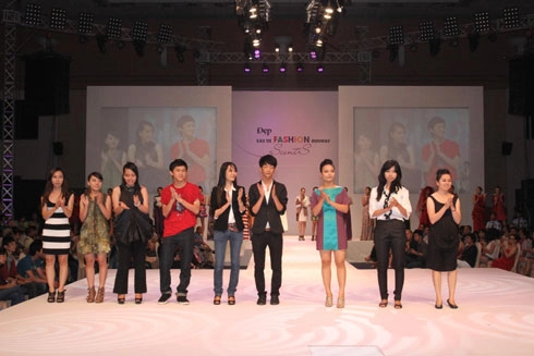 Đẹp fashion runway hội tụ hương sắc hè