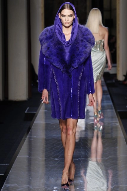 Đồ couture versace 2014 tràn ngập mũ trùm đầu và pha lê
