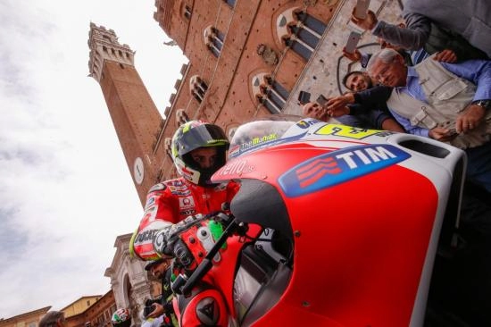 Ducati làm nóng chặng 6 giải đua motogp 2015 tại ý