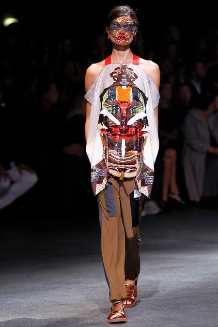 Givenchy đính sequin lên mặt người mẫu
