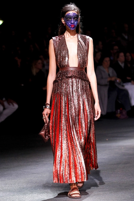 Givenchy đính sequin lên mặt người mẫu
