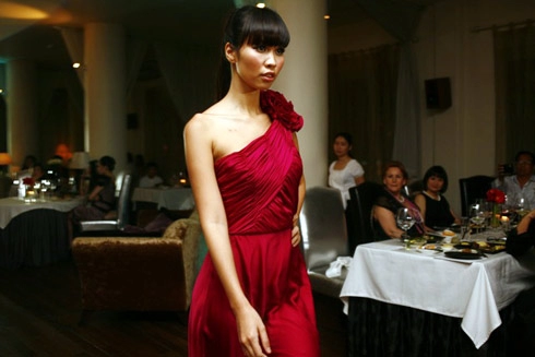 Hà anh uyển chuyển trên sàn catwalk