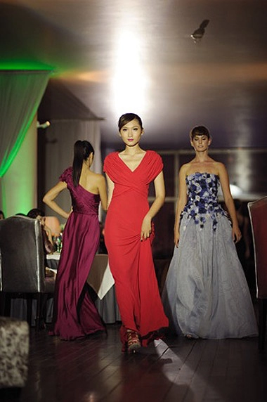 Hà anh uyển chuyển trên sàn catwalk