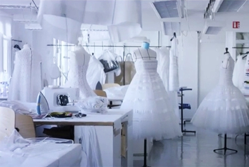 Hành trình 200 giờ sản xuất váy couture