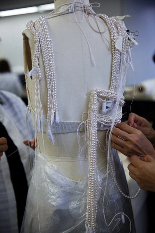 Hậu trường sản xuất bộ váy bị trộm của lupita nyongo