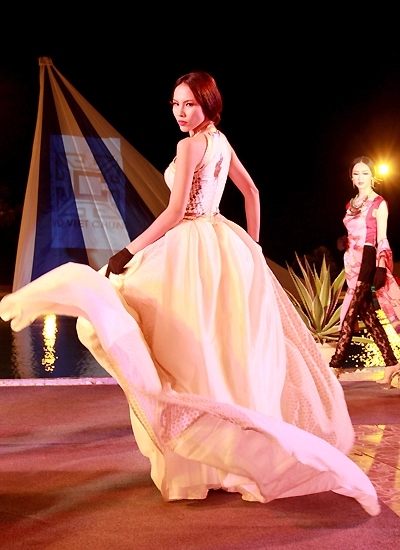 Hoa hậu đại dương trình diễn áo dài cách điệu