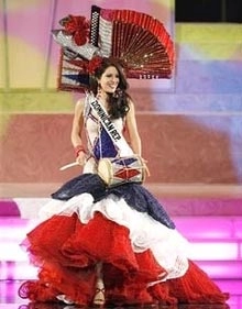 Hoa hậu hoàn vũ trình diễn trang phục dân tộc
