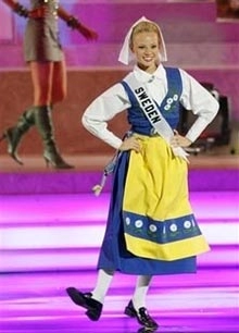 Hoa hậu hoàn vũ trình diễn trang phục dân tộc