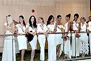 Hoa hậu hoàn vũ tưởng niệm bệnh nhân hiv