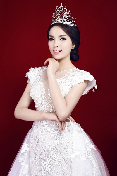 Hoa hậu kỳ duyên khoe đường cong với váy dạ hội