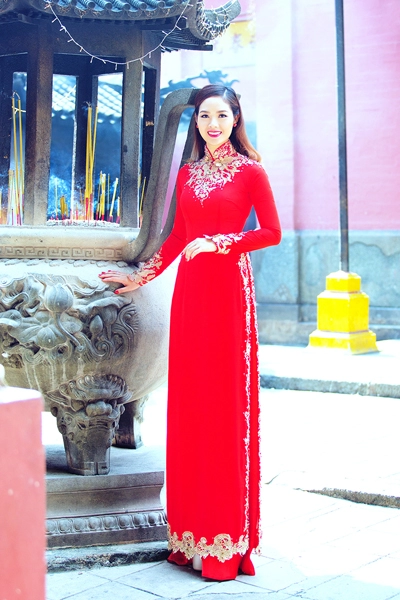 Hoa hậu mai phương thụy quân duyên dáng với áo dài