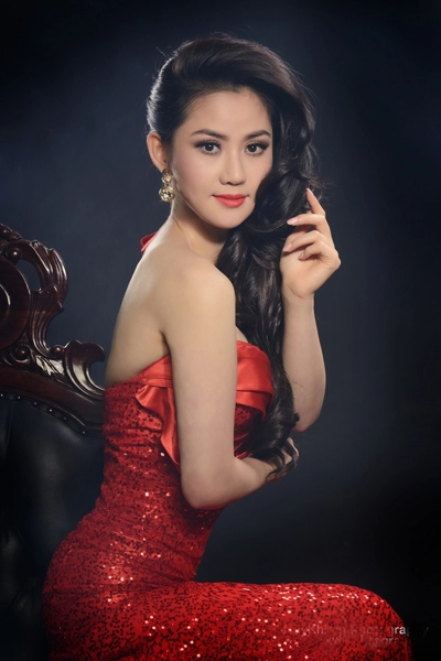 Hoa hậu phu nhân nền nã với trang phục quỳnh paris